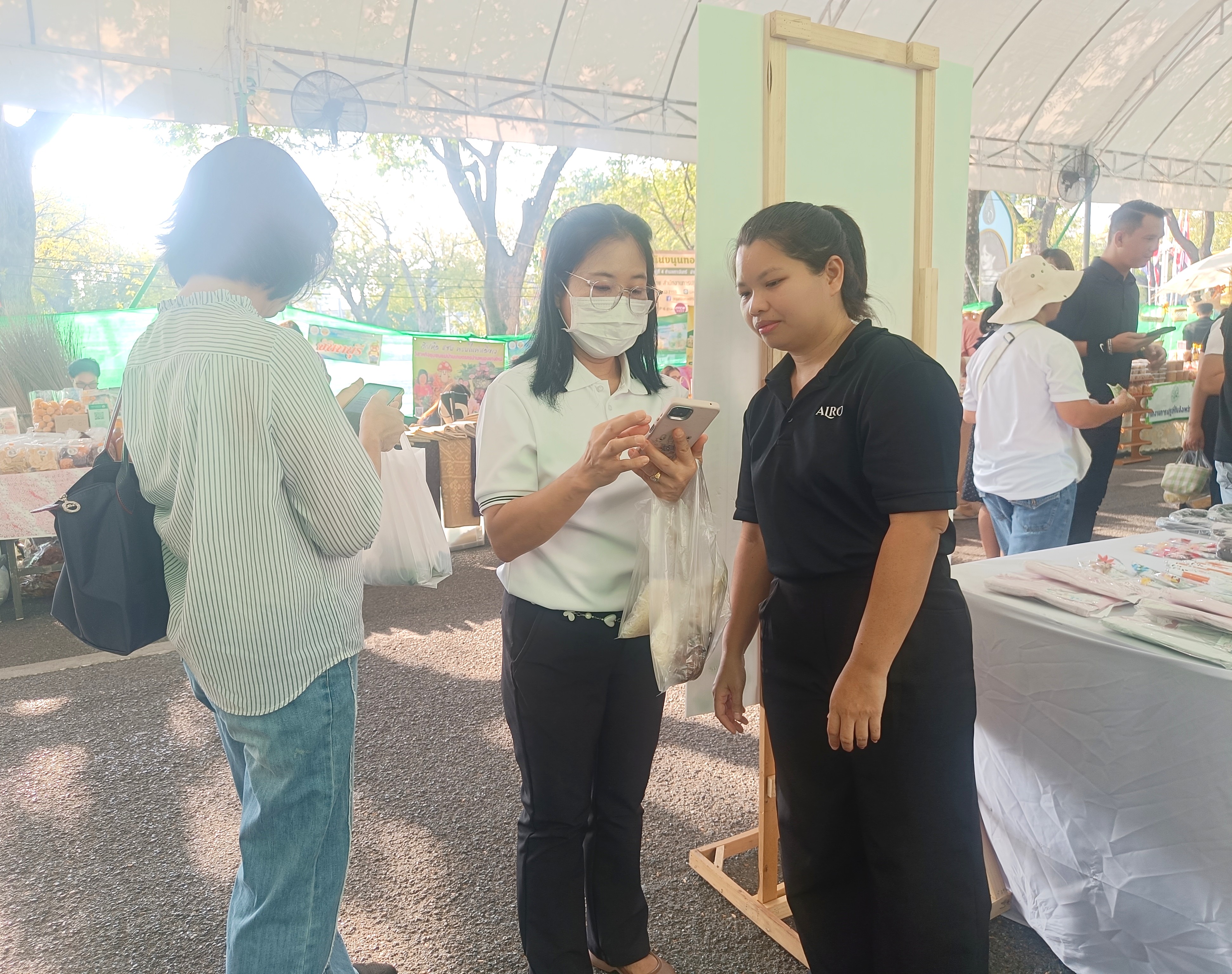 title - คณะทำงานฝ่ายติดตามประเมินผลการจัดงาน วันคล้ายวันสถาปนาสำนักงานการปฏิรูปที่ดินเพื่อเกษตรกรรม (ส.ป.ก.) ครบรอบ 51 ปี เปิดตั้งจุดให้ผู้ร่วมงานได้ร่วมสนุก เล่นเกมส์ และตอบแบบประเมินผลการจัดงาน ผ่านระบบออนไลน์